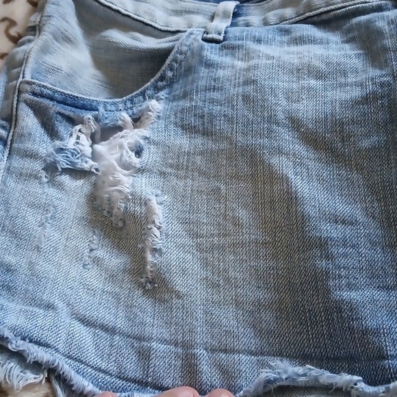 🦊 Wildfox Michelle Boyfriend Distressed Raw Hem Jean Shorts. Size 31 - Picture 9 of 17
